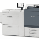 Pressa di produzione Xerox® Proficio™ PX300 Pressa di produzione Xerox® Proficio™ PX300 vista laterale e schermo